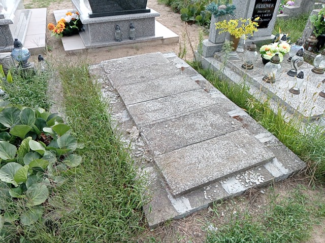 Grób Adam Adamowicz